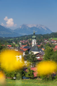 Blick auf Reit im Winkl mit Pfarrkirche Sankt Pankratius dahinter Wilder und Zahmer Kaiser, Chiemgauer Alpen, Chiemgau, Oberbayern, Bayern, Süddeutschland, Deutschland, Europa Blick auf Reit im Winkl mit Pfarrkirche Sankt Pankratius dahinter Wilder und Zahmer Kaiser, Chiemgauer Alpen, Chiemgau, Oberbayern, Bayern, Süddeutschland, Deutschland, Europa